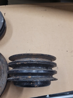 Remskive til vandpumpe m/3 remme 4,3/5,0/5,7 82-96, måler 140 mm,  brugt, god stand