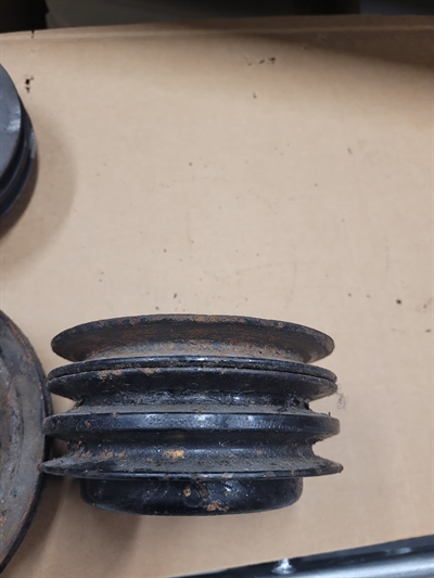 Remskive til vandpumpe m/3 remme 4,3/5,0/5,7 82-96, måler 140 mm,  brugt, god stand