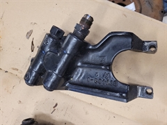 Oliefilterkonsol 5,7/7,4 passer i mange årgange, brugt i god stand